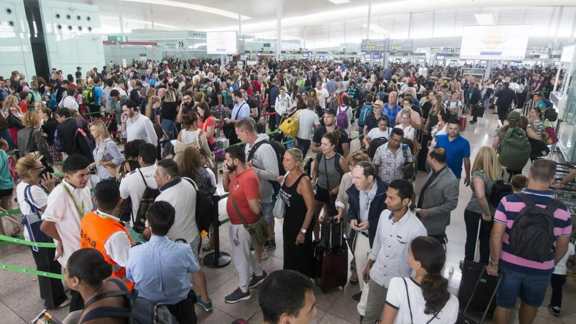 El aeropuerto de Barcelona-El Prat ha vuelto a registrar hoy colas