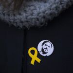 Una mujer con un pin de Junqueras junto al lazo amarillo
