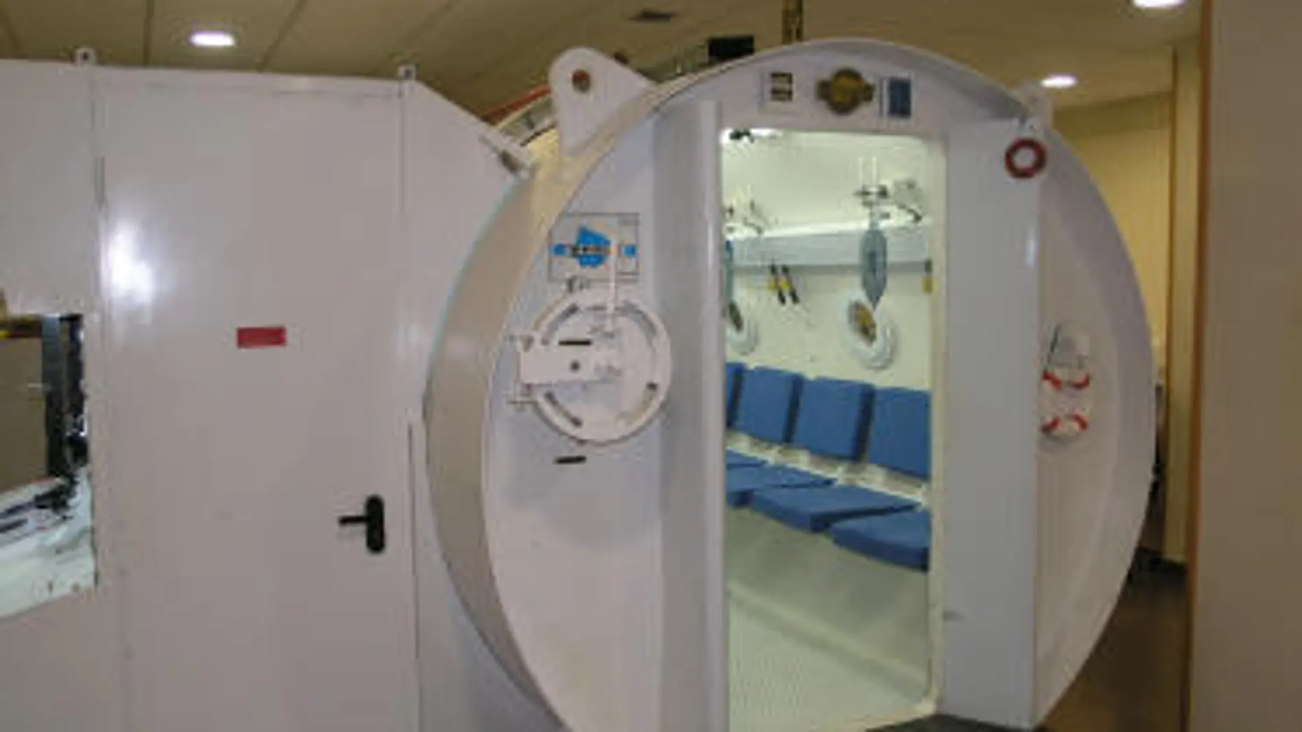 Imagen de la cámara hiperbárica del Hospital General de Castellón, con capacidad para 16 personas