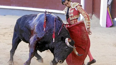 El diestro Curro Díaz da un pase a su tercero