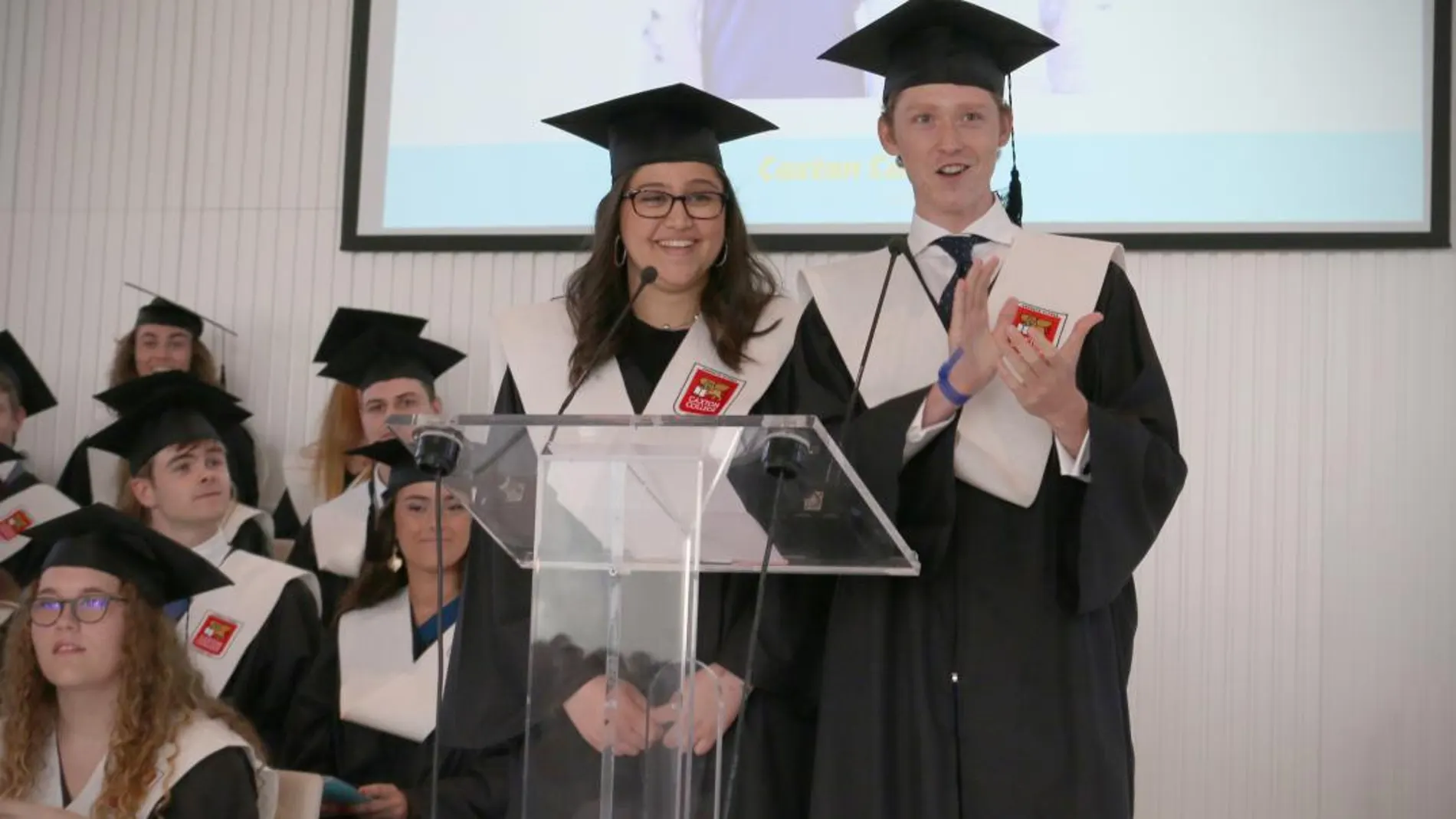 Alumnos de Caxton College el día de su graduación