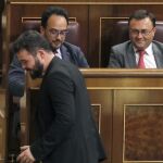 Gabriel Rufián, pasa ante el portavoz del PSOE, Antonio Hernando (c), y el diputado socialista Miguel Ángel Heredia (d), hoy en el Congreso.