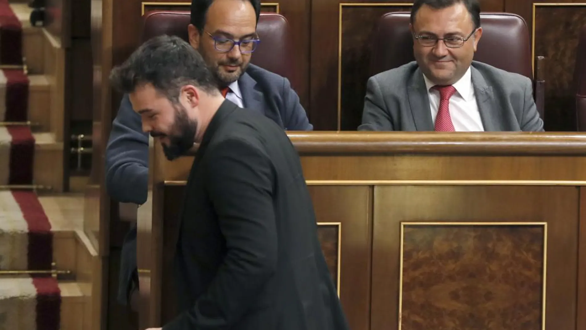 Gabriel Rufián, pasa ante el portavoz del PSOE, Antonio Hernando (c), y el diputado socialista Miguel Ángel Heredia (d), hoy en el Congreso.