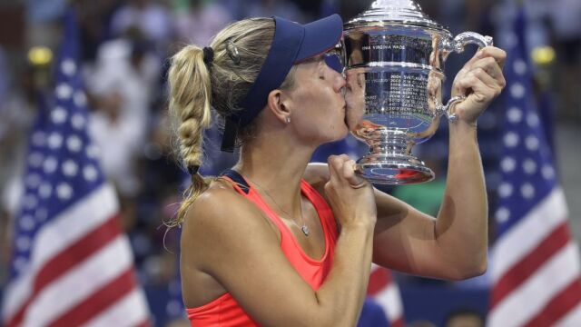 Kerber, besa el trofeo del US Open