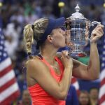 Kerber, besa el trofeo del US Open