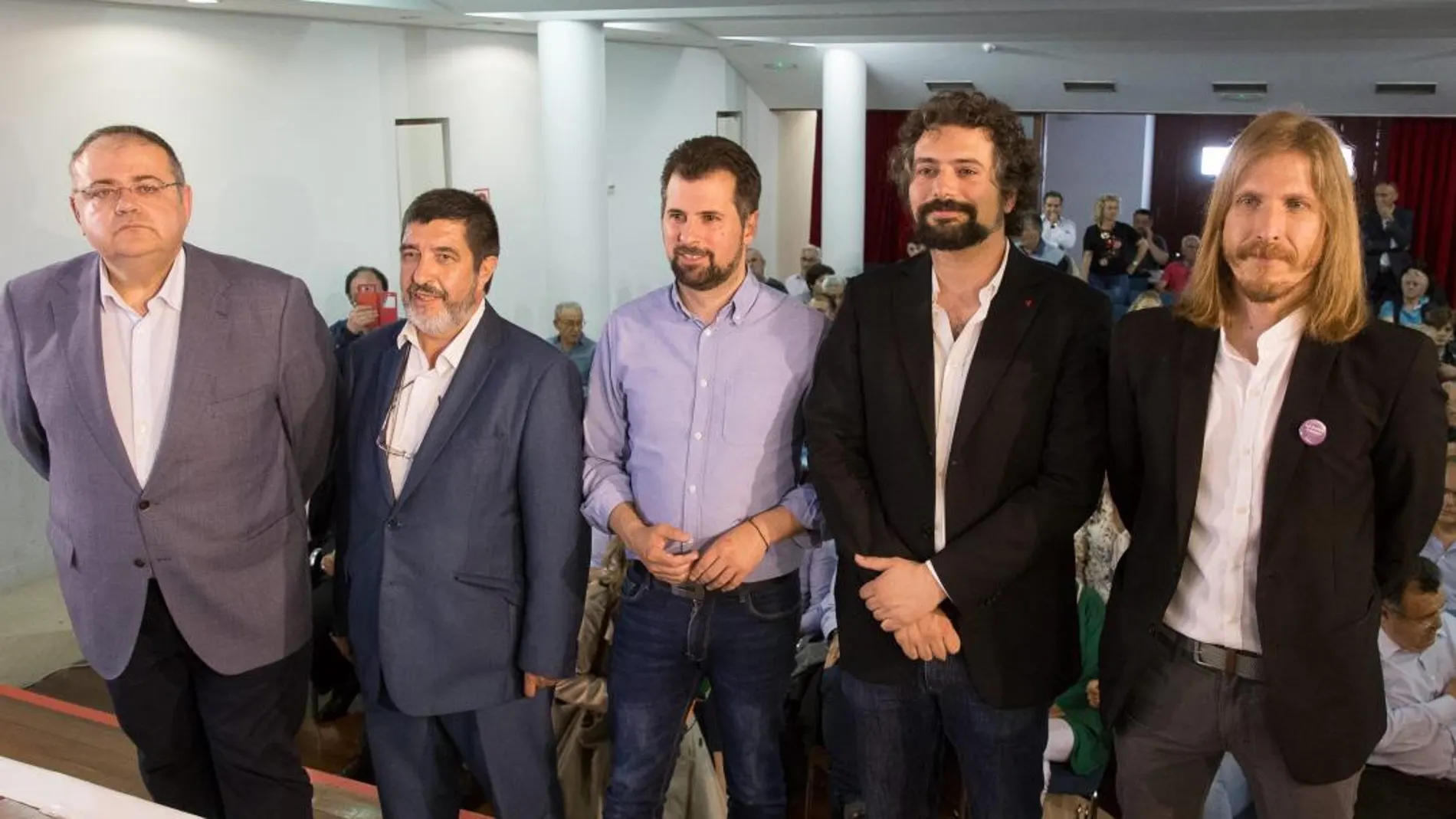 Alejandro Vázquez (PP); Manuel Mitadiel (Cs); Luis Tudanca (PSOE; José Sarrión (IU) y Pablo Fernández (Podemos), poco antes de comenzar a debatir sobre Sanidad / J. L. Leal/Ical