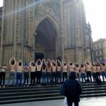 Las mujeres desnudas ante la catedral del Buen Pastor /@argia
