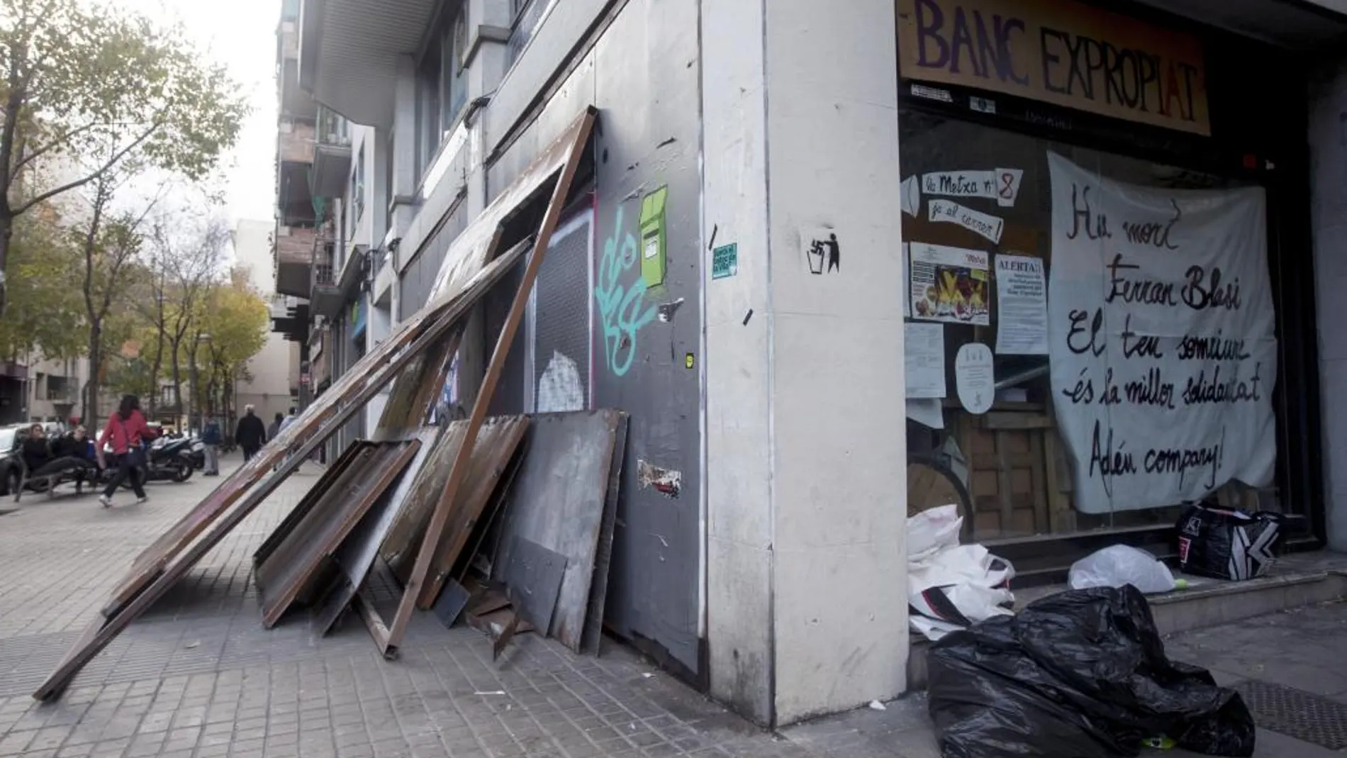 El denominado "Banco Expropiado" en el barrio de Gràcia de Barcelona, uno de los lugares que tomó el movimiento okupa y desató grandes disturbios