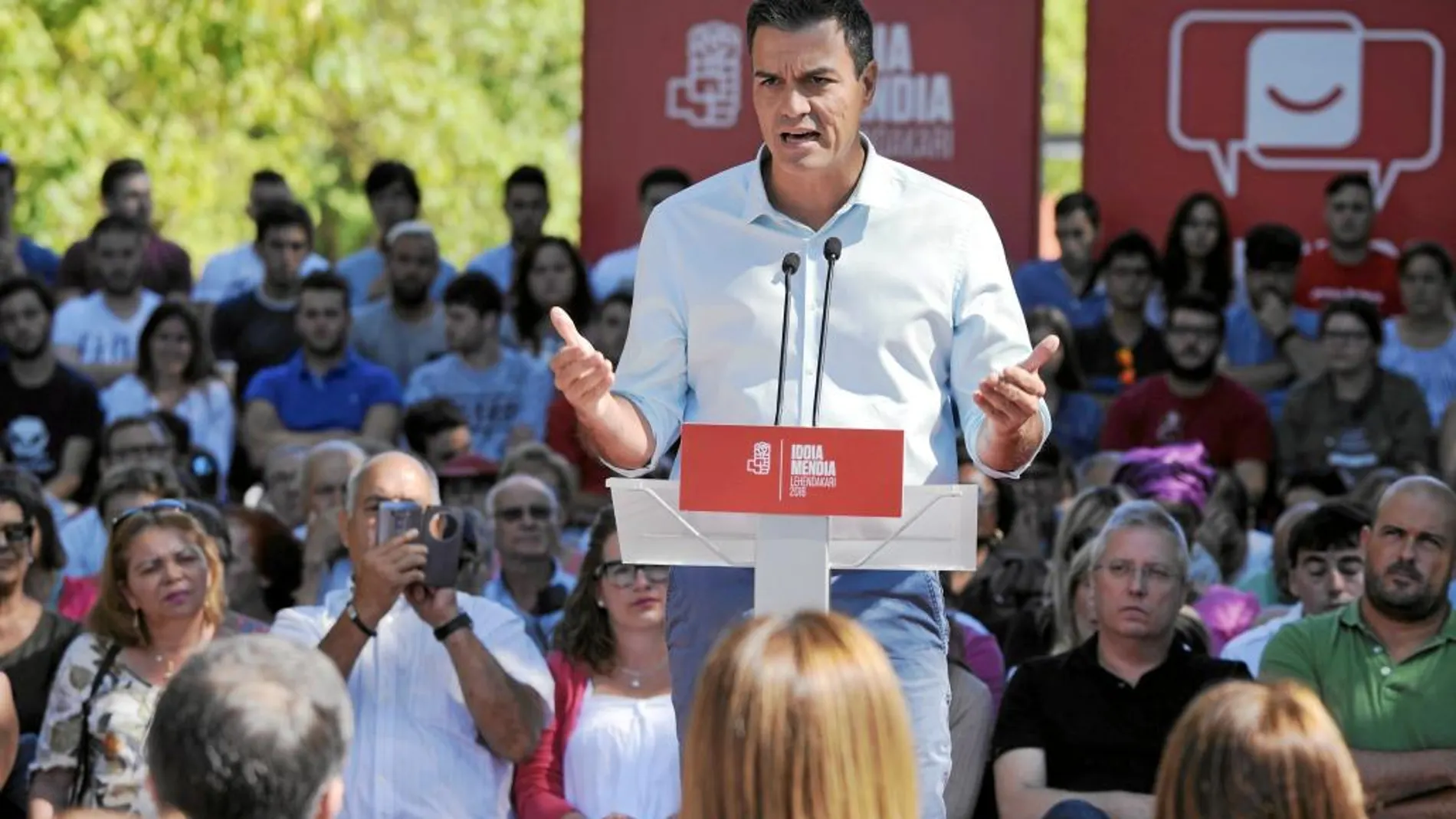 El líder del PSOE, Pedro Sánchez, ayer durante un acto de campaña en Barakaldo