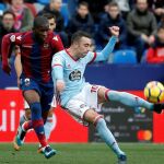 El delantero del Celta de Vigo Iago Aspas dispara ante el centrocampista colombiano de la UD Levante, Jefferson Lerma, durante el partido