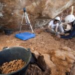 Dos arqueólogas trabajan en Galería, en los yacimientos arqueológicos de Atapuerc