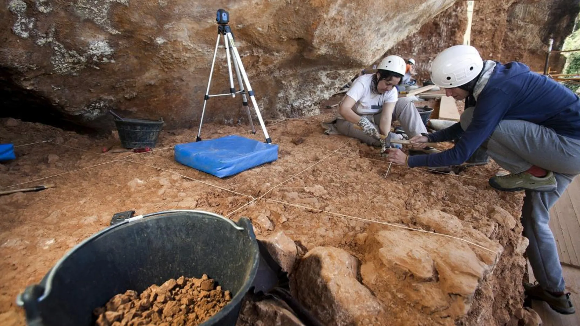 Dos arqueólogas trabajan en Galería, en los yacimientos arqueológicos de Atapuerc