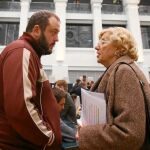 La alcaldesa conversa con Guillermo Zapata en una imagen de archivo en el Pleno de Cibeles