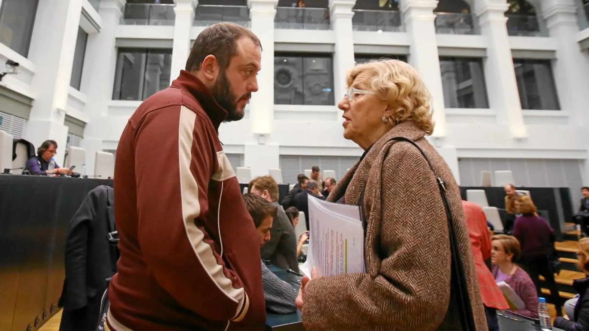 La alcaldesa conversa con Guillermo Zapata en una imagen de archivo en el Pleno de Cibeles