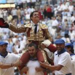 El diestro Julián López "El Juli"sale por la puerta grande tras cortar dos orejas a su primer toro durante su actuación hoy en el coso de Illumbe de San Sebastián