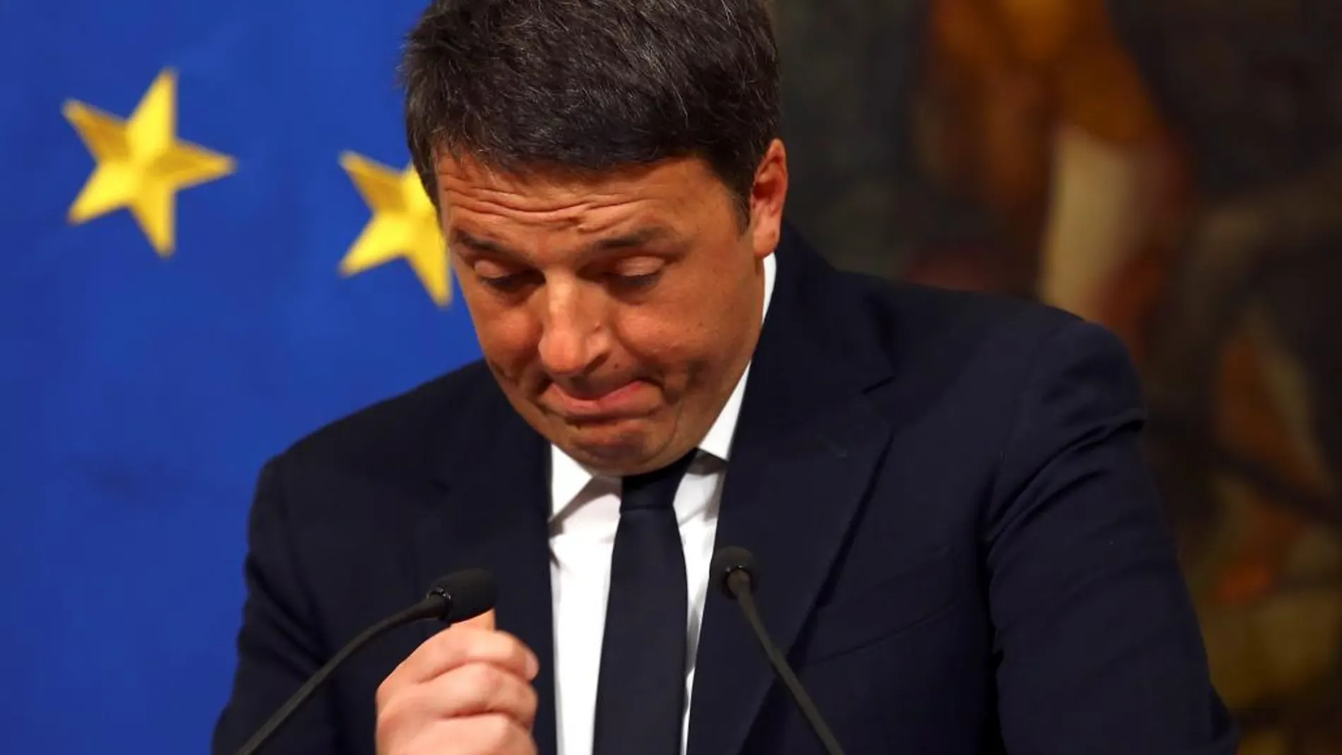 Matteo Renzi durante la comparecencia esta noche en la que anunciado su dimisión