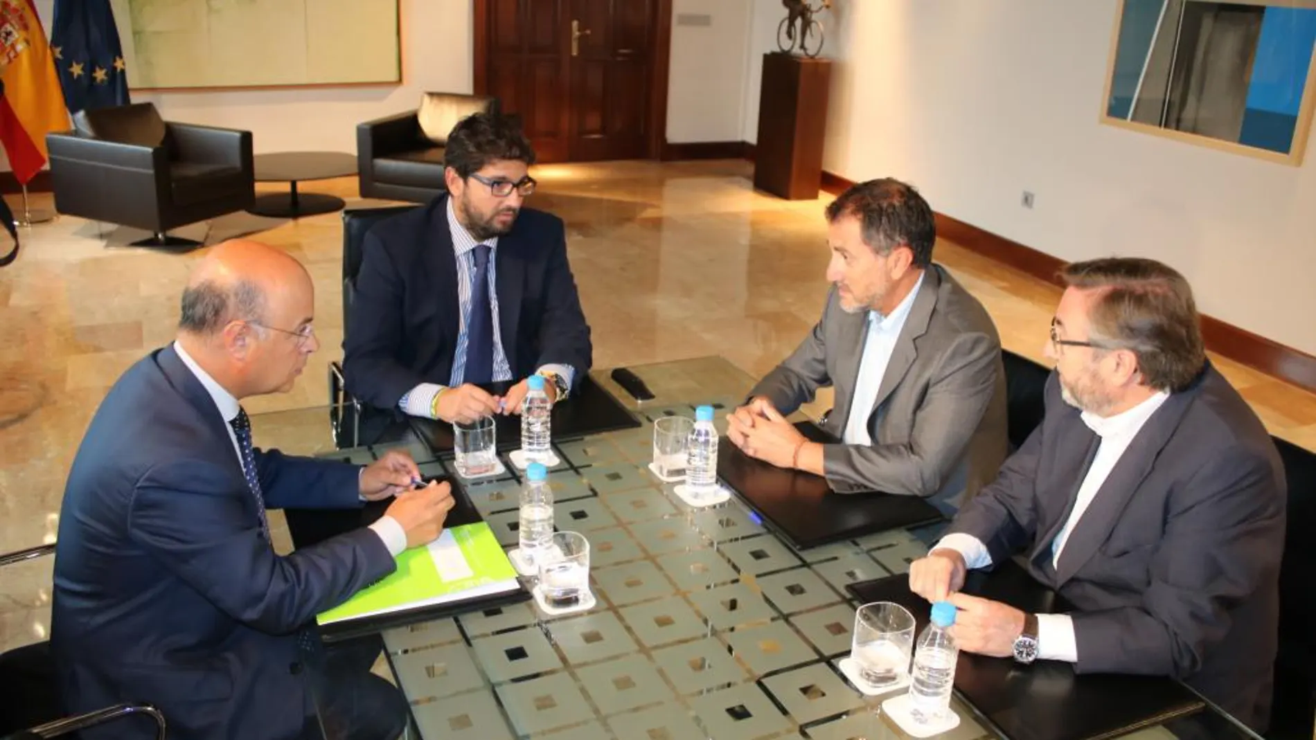 El presidente de la Región, Fernando López Miras, se reunió ayer con el presidente de la casa regional de Murcia en Barcelona