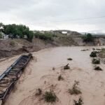 El aumento del cauce de rio Blanco a su paso por la localidad almeriense de Aguadulce provocó la rotura y arrastre del puente de la via del tren y el cableado, provocando cortocircuitos en la zona