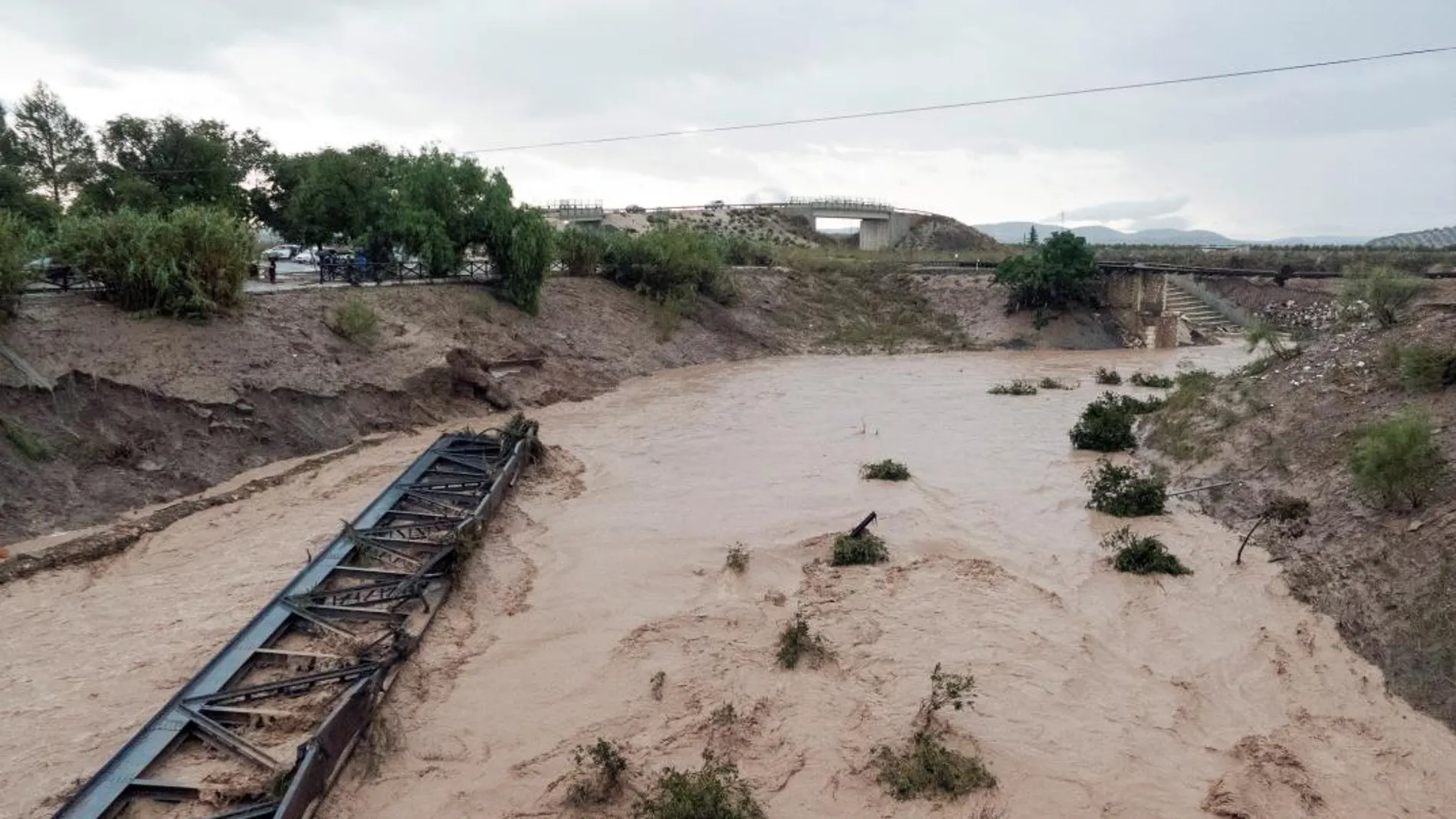 El aumento del cauce de rio Blanco a su paso por la localidad almeriense de Aguadulce provocó la rotura y arrastre del puente de la via del tren y el cableado, provocando cortocircuitos en la zona