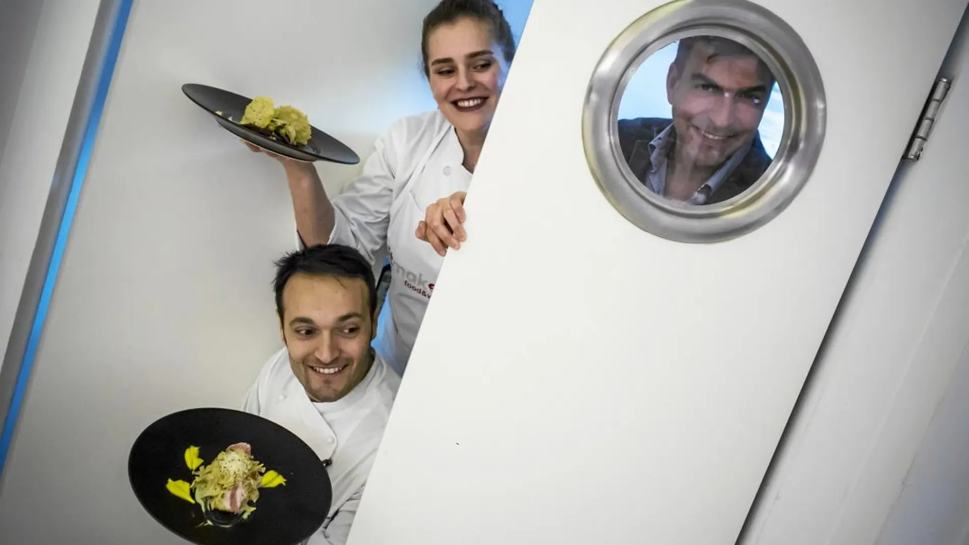 Pilar Toledo y Domenico Demoro posan junto al cocinero Ramón Freixa antes de presentar sus platos