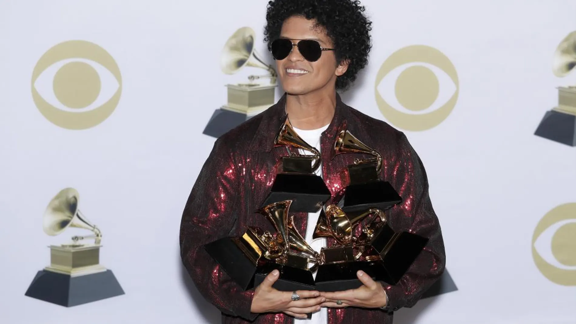 Bruno Mars posa con sus seis Grammys