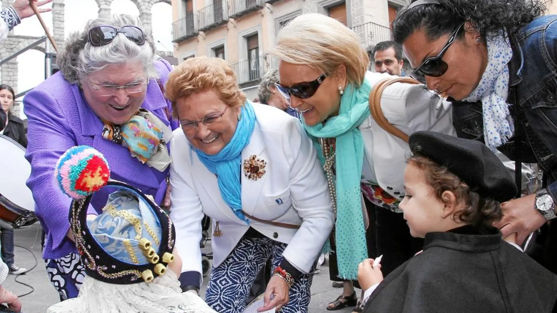 La responsable de Femur, Juana Borrego, en el centro, bromea con unos niños en compañía de la presidenta del Consejo Superior Agrario, Encarnación Redondo, ayer tras inaugurar la XVI Feria Internacional Pronatura