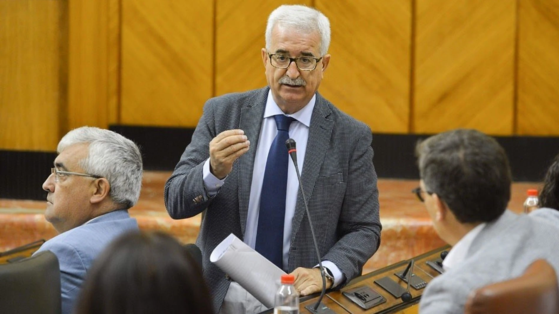 El vicepresidente de la Junta, Manuel Jiménez Barrios, en el Parlamento andaluz