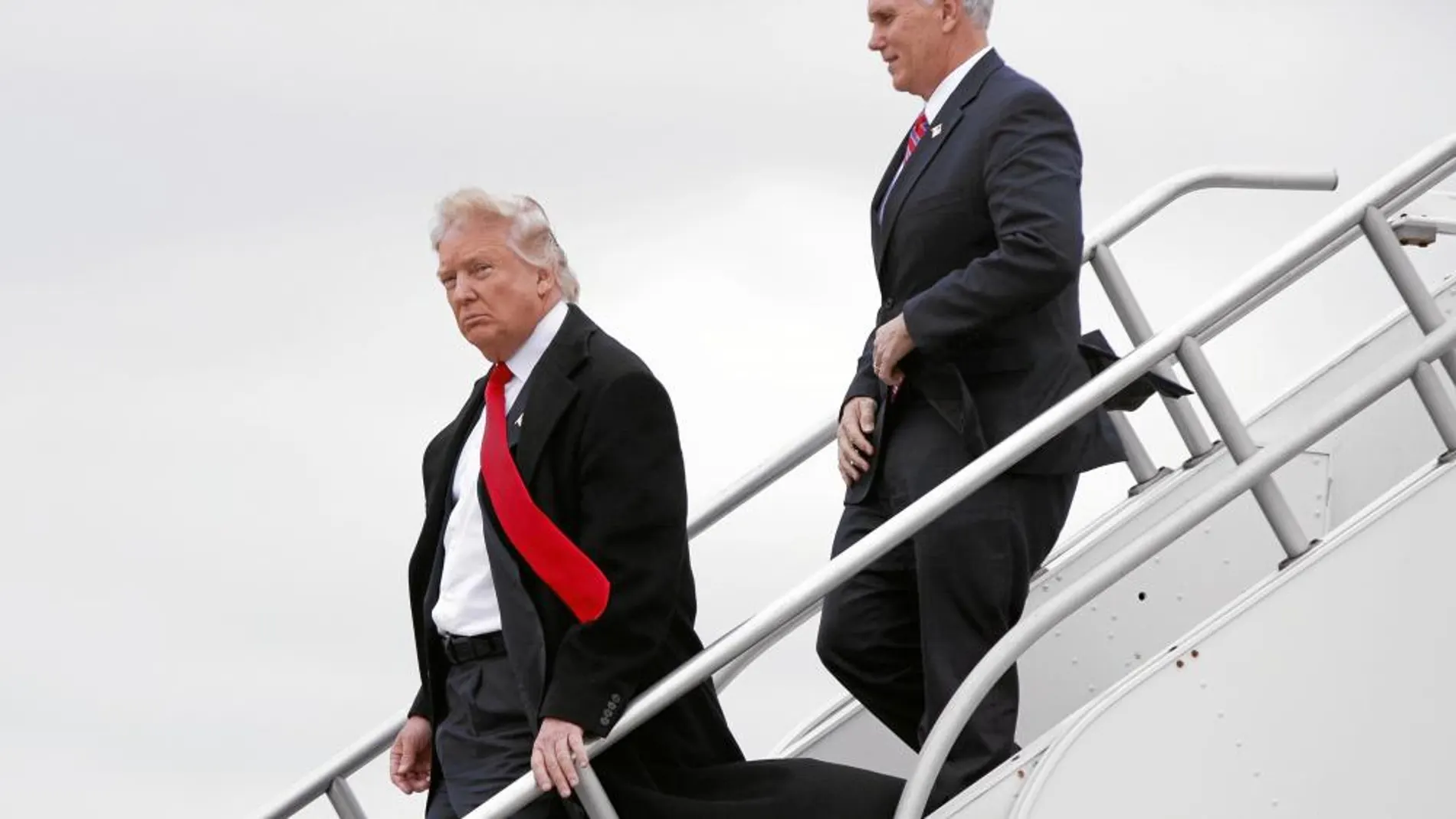 Donald Trump baja de su avión a su llegada a Indianápolis, ayer