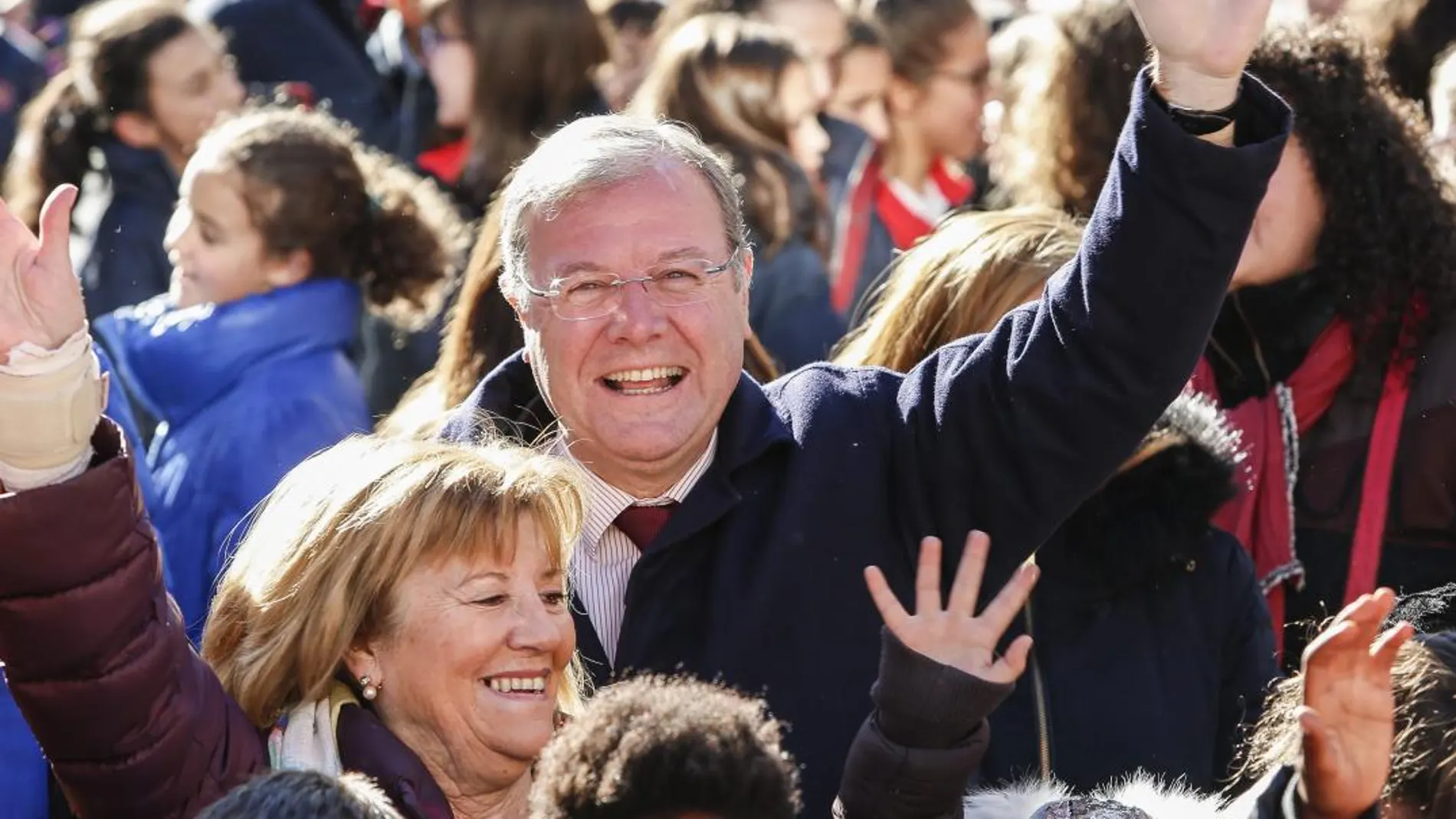 El alcalde de León, Antonio Silván, con un grupo de niños, que es el colectivo al que irán destinadas las acciones saludables