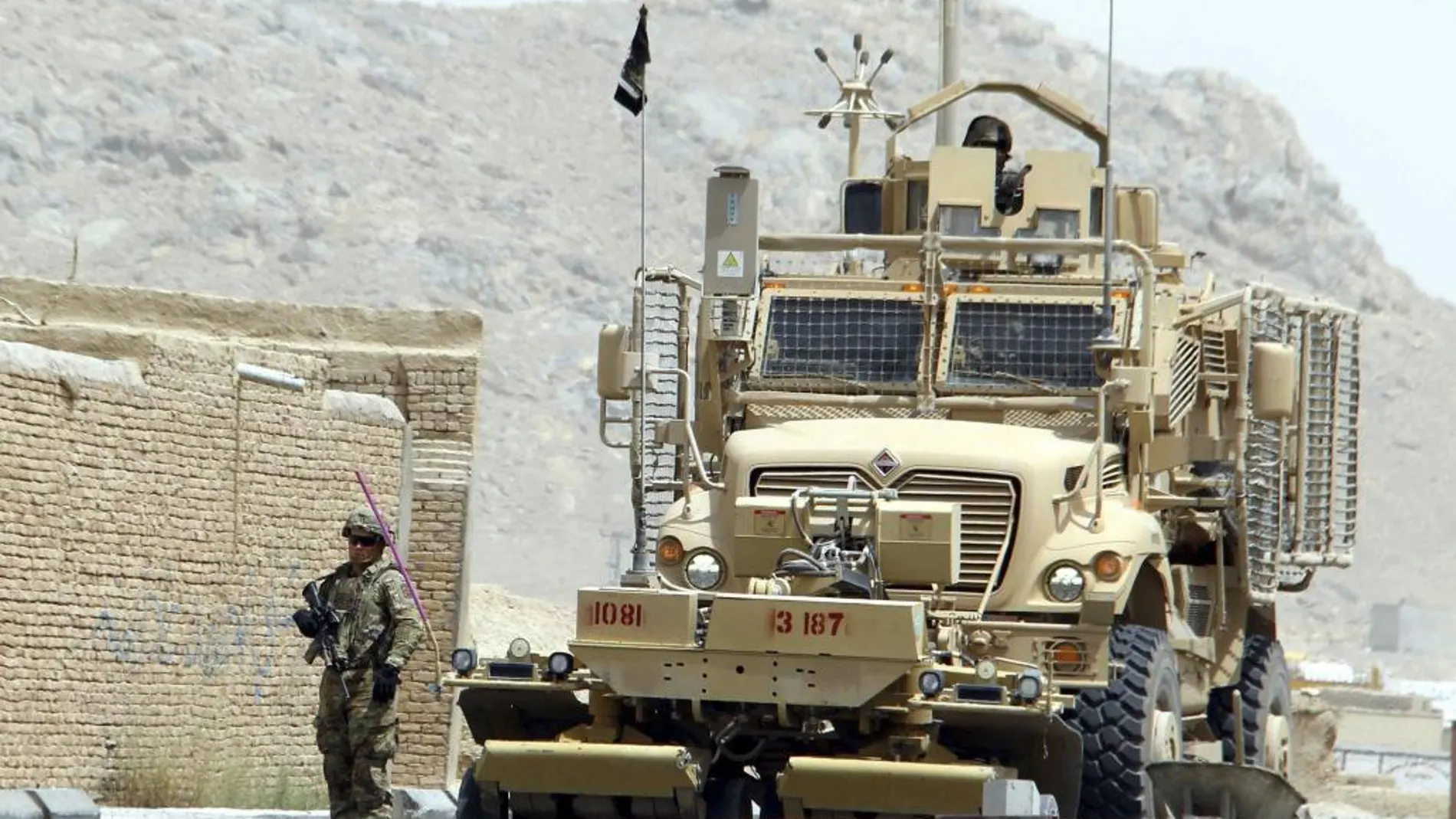 Soldados de la OTAN permanecen en el lugar donde un insurgente suicida atacó un convoy de las tropas de la Alianza.