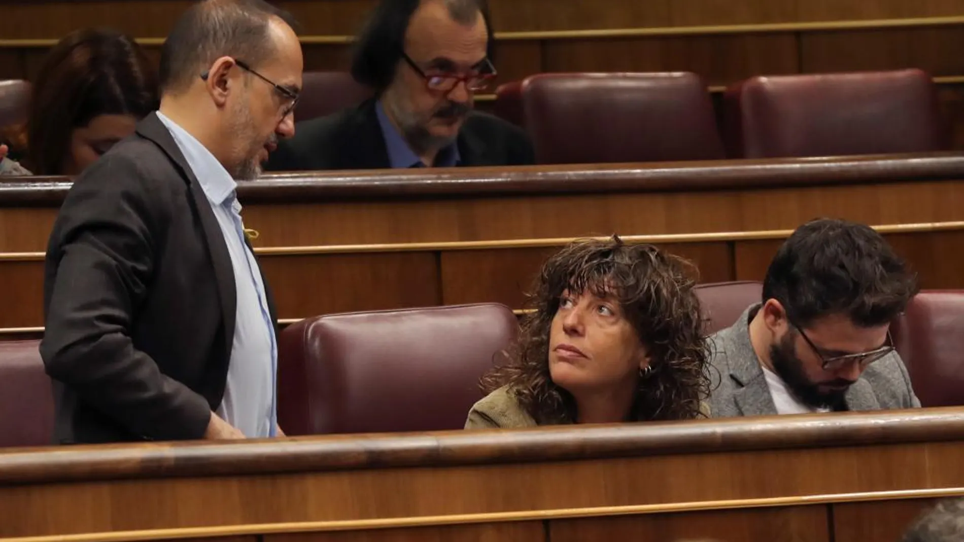 El portavoz del PdeCat, Carles Campuzano (i), conversa con los diputados de ERC, Teresa Jordá (c) y Gabriel Rufián (d), durante la sesión de control al Gobierno celebrada hoy en el Congreso