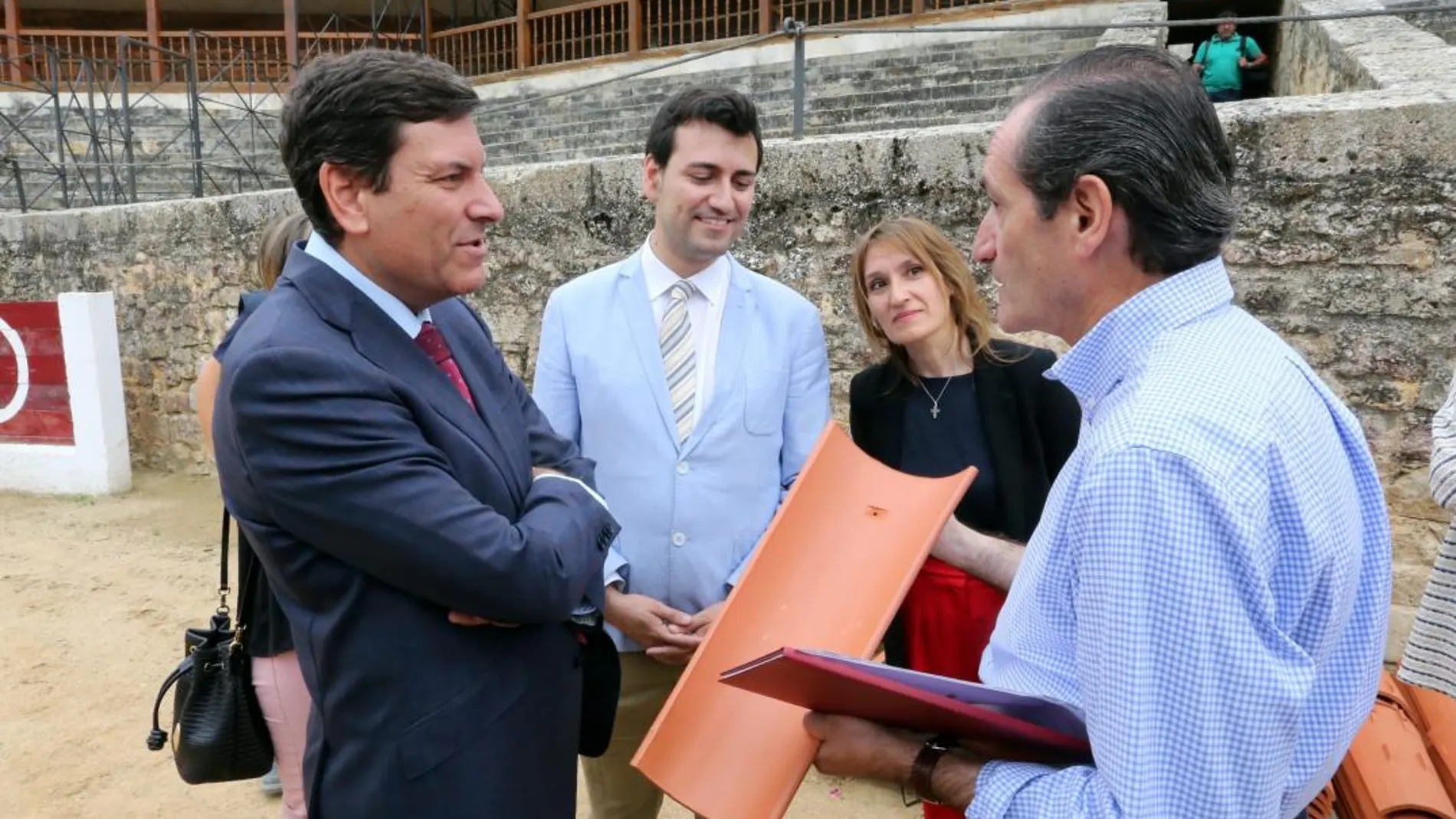 El consejero Carlos Fernández Carriedo visita la Escuela Taller de Medina de Rioseco, junto a su alcalde David Esteban