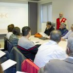 Muchas personas que no pueden afrontar sus facturas reciben el asesoramiento de Gas Natural Fenosa a través de empleados voluntarios de la propia entidad