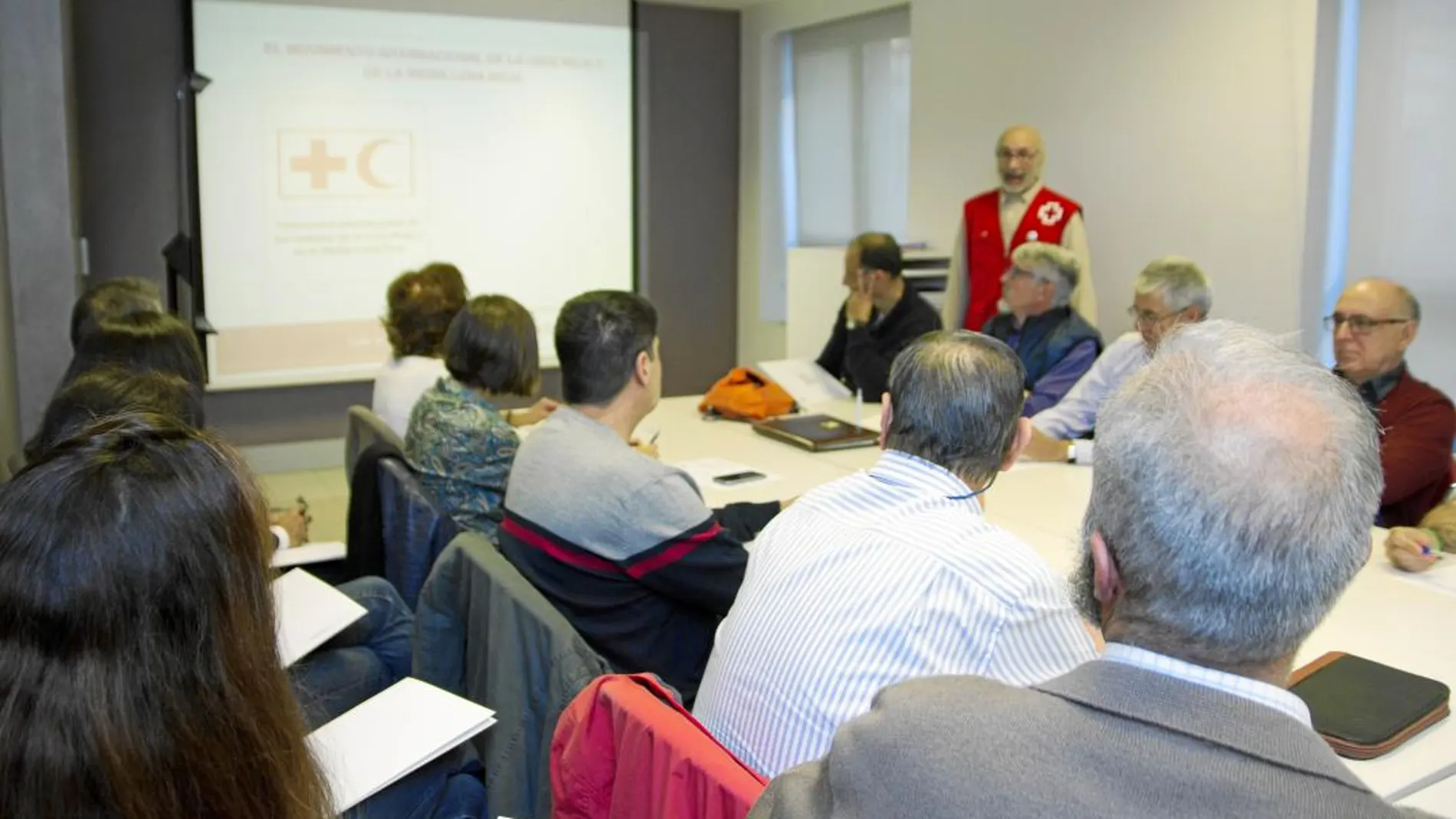 Muchas personas que no pueden afrontar sus facturas reciben el asesoramiento de Gas Natural Fenosa a través de empleados voluntarios de la propia entidad