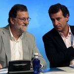 El presidente del Gobierno Mariano Rajoy (i), conversa con el presidente del PP balear, Biel Company