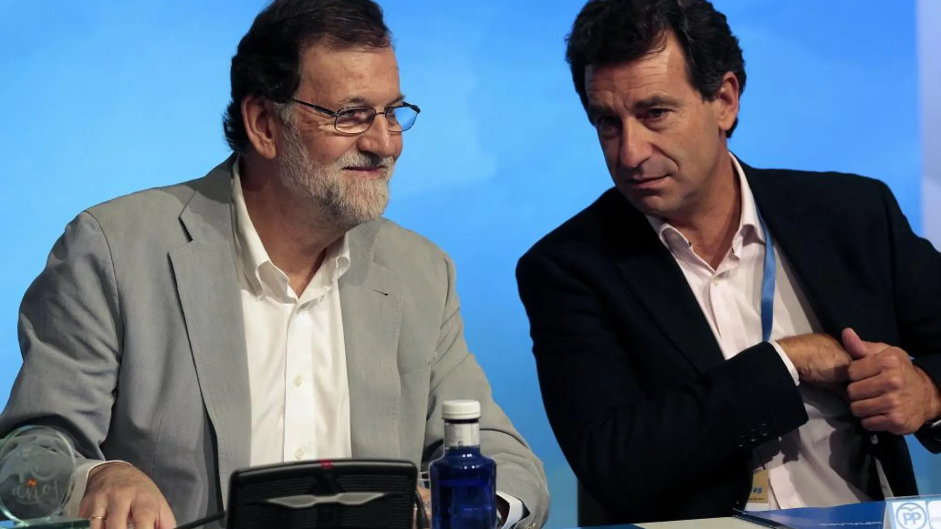El presidente del Gobierno Mariano Rajoy (i), conversa con el presidente del PP balear, Biel Company