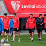 Los jugadores del Sevilla durante el entrenamiento oficial esta mañana / Foto: Efe