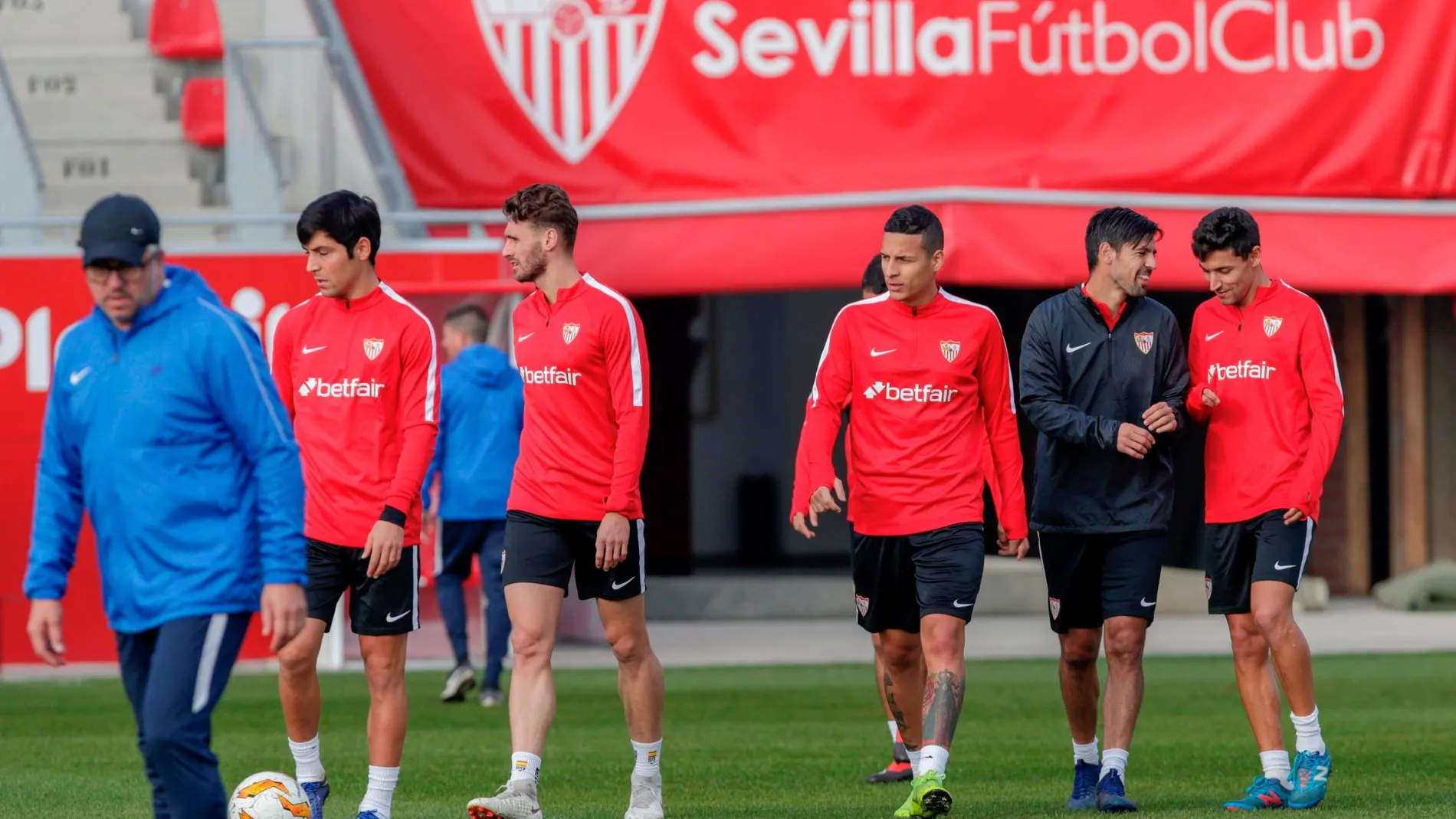 Los jugadores del Sevilla durante el entrenamiento oficial esta mañana / Foto: Efe