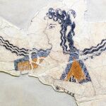Parte de un fresco que data de los años 1600-1450 antes de Cristo en el que se puede ver a una mujer de la civilización minoica bailando