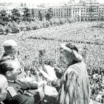 El 9 de junio de 1947, con una Plaza de Oriente a reventar, Eva Perón recibió un auténtico baño de masas. A su lado, Franco y su esposa, Carmen Polo