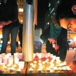 Por todo Estados Unidos se encendieron desde el viernes velas por las víctimas. En la imagen, Oakland, California