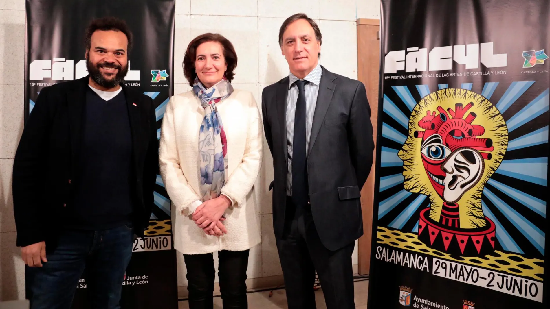 La consejera de Cultura y Turismo, María Josefa García Cirac, presenta un avance de programación y el cartel de la decimoquinta edición del Festival Internacional de las Artes de Castilla y León (Fàcyl). En la imagen acompañada del alcalde de la ciudad, Carlos García Carbayo, y del director artístico, Carlos Jean