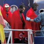 Un total de 64 inmigrantes llegaron el martes al puerto de Almería tras ser rescatados por Salvamento Marítimo