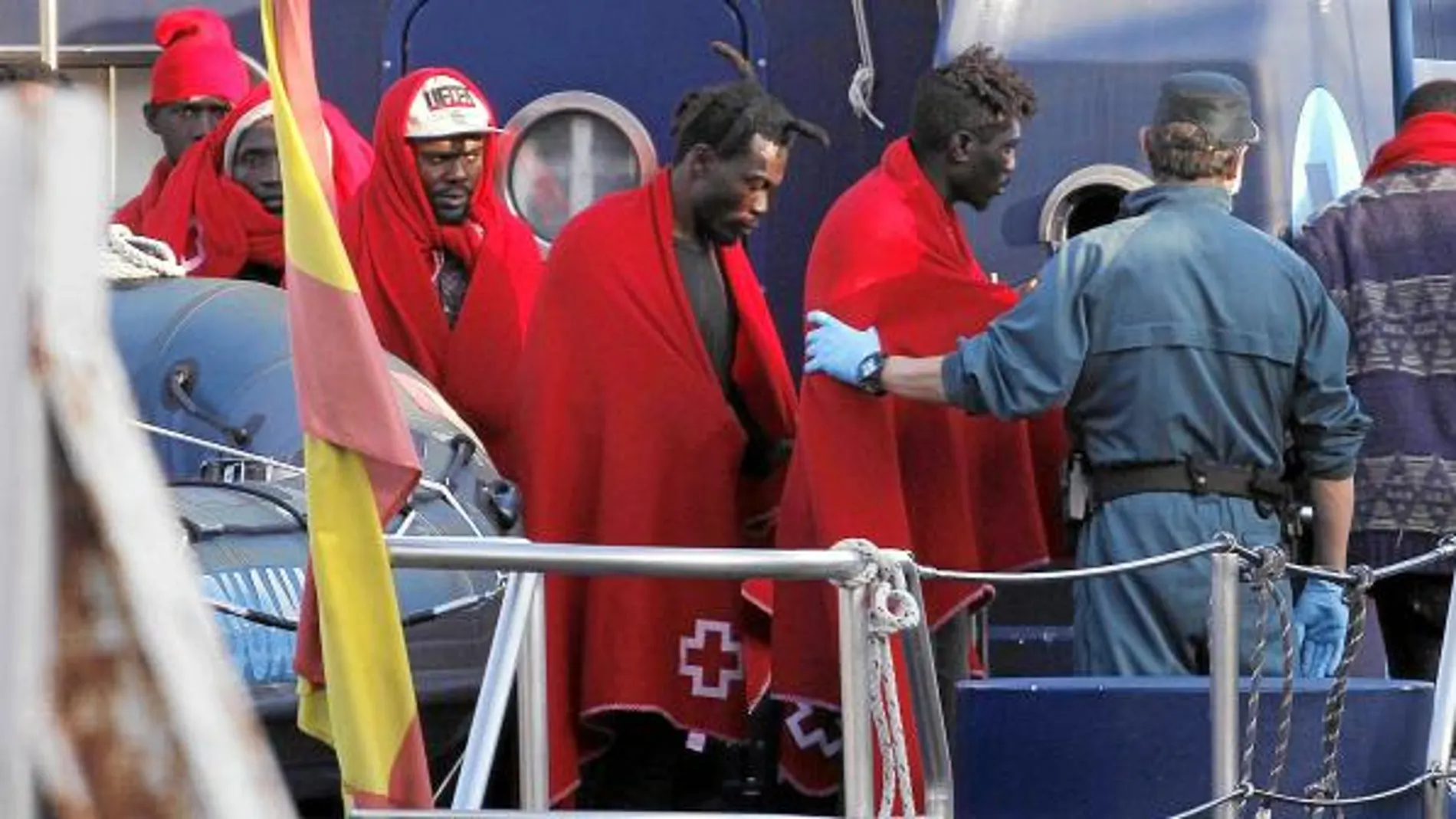 Un total de 64 inmigrantes llegaron el martes al puerto de Almería tras ser rescatados por Salvamento Marítimo