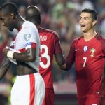 El defensa suizo Johan Djourou (i) reacciona junto a los portugueses Danilo Pereira (c) y Cristiano Ronaldo (d).