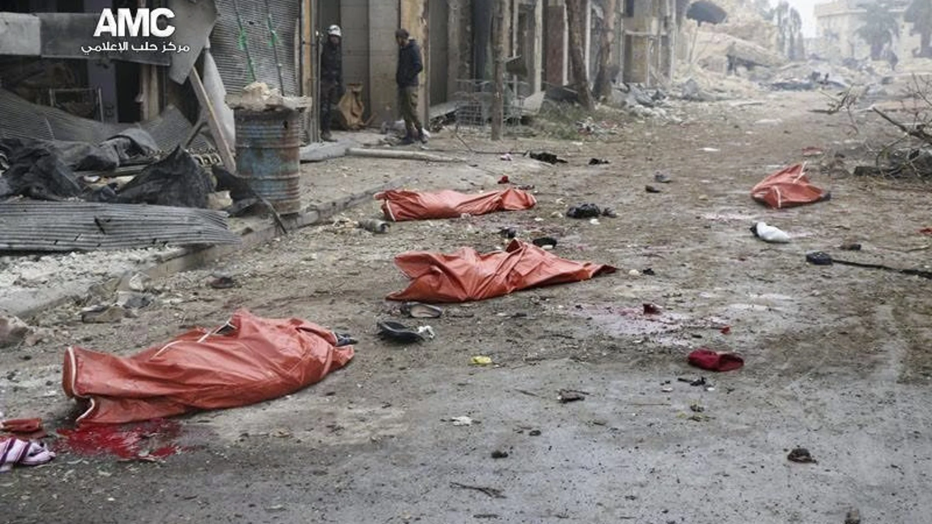Cuerpos de varios fallecidos en el suelo, tras el impacto de una bomba en el barrio de Yeb al Quebeh en Alepo