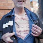 Un seguidores de Donald Trump muestra una camiseta con el rostro del candidato republicano