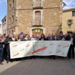 Boadella encabeza una manifestación en el pueblo de Gerona donde tiene su residencia