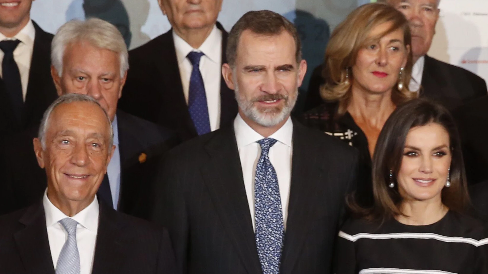 Felipe VI (c), el presidente de Portugal Marcelo Rebelo de Sousa (i), la Reina Letizia (d), y el expresidente del gobierno Felipe González (2i), en el Congreso Mundial de Derecho.