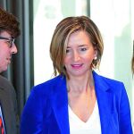La consejera de Familia e Igualdad de Oportunidades, Alicia García; el director de comunicación de la Junta, Alejandro Salgado; y la de la Mujer, Esperanza Vázquez, antes de iniciar la primera reunión del grupo de trabajo con los periodistas.